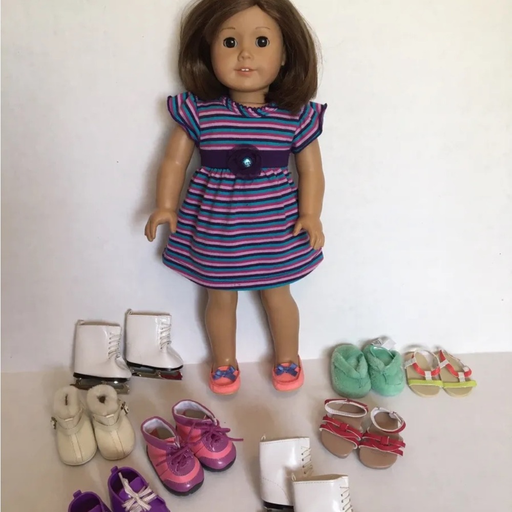 American girl truly me 2013 doll short brown hair brown eyes with a lot of shoes